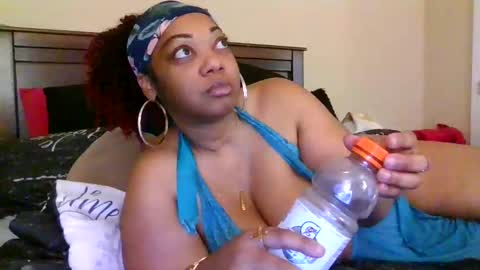 Snapshot of brownroundrenee chatting on 09.17.25 brownroundrenee online show from 09.17.25