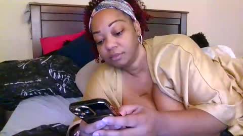 Snapshot of brownroundrenee chatting on 09.27.25 brownroundrenee online show from 09.27.25