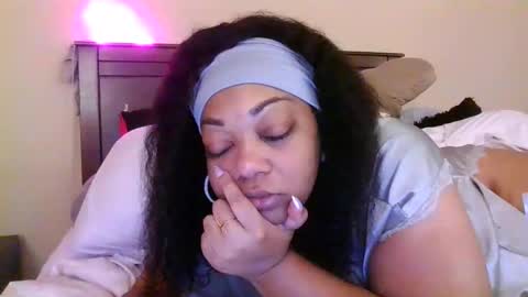 Snapshot of brownroundrenee chatting on 10.24.25 brownroundrenee online show from 10.24.25