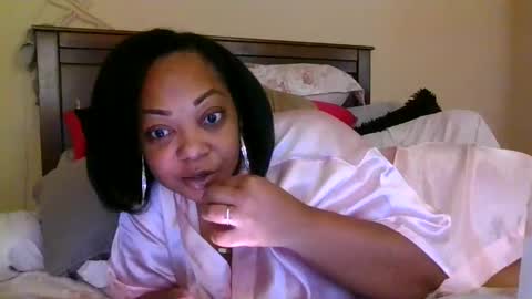 Snapshot of brownroundrenee chatting on 10.27.25 brownroundrenee online show from 10.27.25