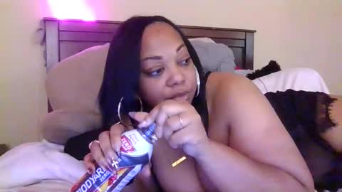 Snapshot of brownroundrenee chatting on 10.28.25 brownroundrenee online show from 10.28.25