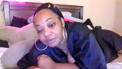 Snapshot of brownroundrenee chatting on 11.01.25 brownroundrenee online show from 11.01.25