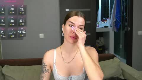 Snapshot of brunette_from_the_moon chatting on 04.05.26 Alice online show from 04.05.26