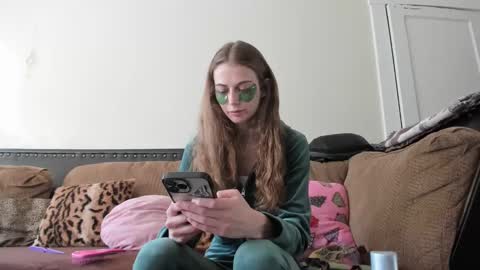 Snapshot of buffybarloe chatting on 01.02.25 Buffy online show from 01.02.25