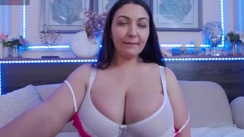 Snapshot of bustyeva_ chatting on 01.18.25 online between 6AM and 2PM EET almost everyday. online show from 01.18.25
