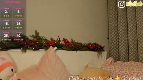 Snapshot of bzzzme chatting on 12.26.24 My name is Sofia I will be glad if you spend your time with me 3 online show from 12.26.24