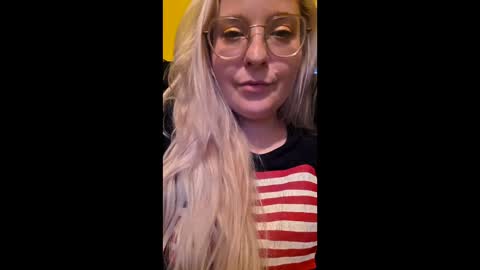 Snapshot of c0ck_queen chatting on 06.10.26 Momuknow online show from 06.10.26