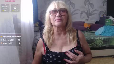 Snapshot of camdiva1 chatting on 11.02.25 CamDiva1 online show from 11.02.25