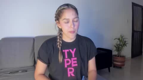 Snapshot of cami_hunter chatting on 11.08.25 online show from 11.08.25