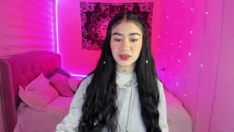 Snapshot of camiilaatorres chatting on 10.23.25 camila online show from 10.23.25