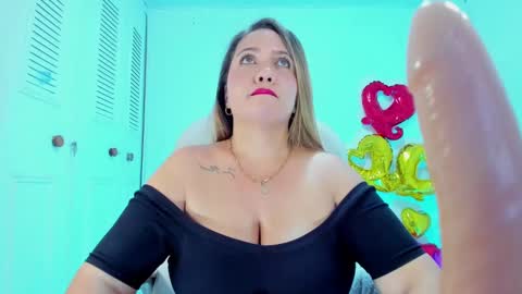 Snapshot of camilaa_foxxx chatting on 02.15.25 camilaa foxxx online show from 02.15.25