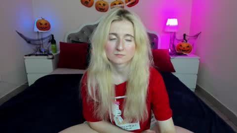 Snapshot of camilladreamer chatting on 10.22.25 camilladreamer online show from 10.22.25