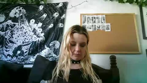 Snapshot of camille_deville chatting on 01.22.25 Camille Deville online show from 01.22.25