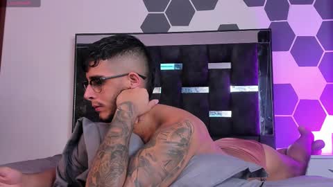   INDEPENDENT MODEL online show from 02.15.25