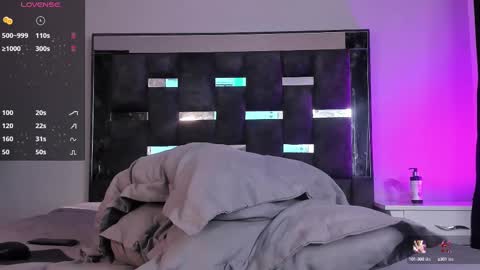   INDEPENDENT MODEL online show from 02.23.25