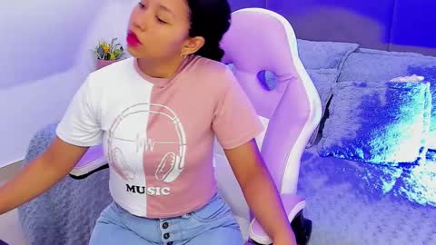 Snapshot of candy_brunette_18 chatting on 10.16.25 Candy online show from 10.16.25