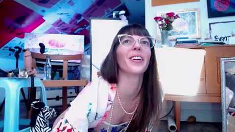 Carly Pearls online show from 11.08.25