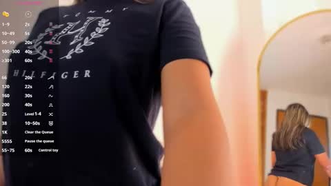 Snapshot of caro_martinezz chatting on 11.07.25 online show from 11.07.25