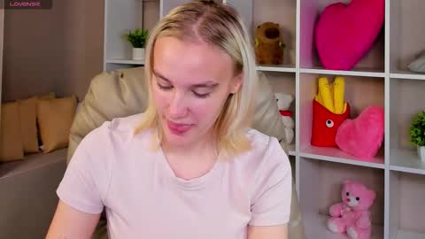 Snapshot of carolin_miller chatting on 09.24.25 Carol online show from 09.24.25