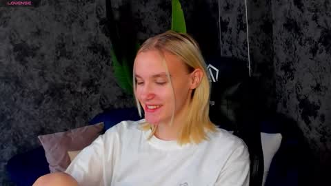 Snapshot of carolin_miller chatting on 10.13.25 Carol online show from 10.13.25