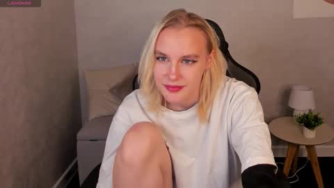 Snapshot of carolin_miller chatting on 10.22.25 Carol online show from 10.22.25