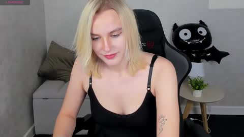 Snapshot of carolin_miller chatting on 10.24.25 Carol online show from 10.24.25