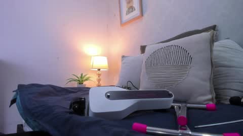  Caroline  online show from 04.17.26