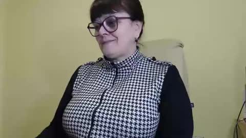 Snapshot of carolinedream_ chatting on 10.27.25 CarolineDream online show from 10.27.25