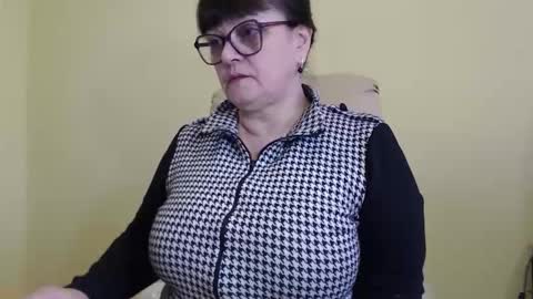 Snapshot of carolinedream_ chatting on 10.29.25 CarolineDream online show from 10.29.25