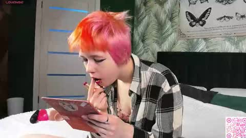 Snapshot of carolinerichter chatting on 11.23.25 CarolineRichter online show from 11.23.25