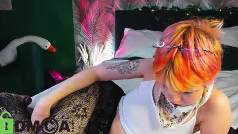 Snapshot of carolinerichter chatting on 12.19.25 CarolineRichter online show from 12.19.25