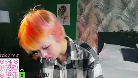 Snapshot of carolinerichter chatting on 12.20.25 CarolineRichter online show from 12.20.25