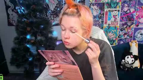 Snapshot of carolinerichter chatting on 12.21.25 CarolineRichter online show from 12.21.25