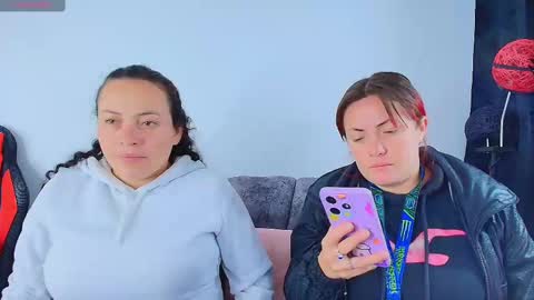 Snapshot of carolinhe_ chatting on 10.13.25 Carolinhe  online show from 10.13.25