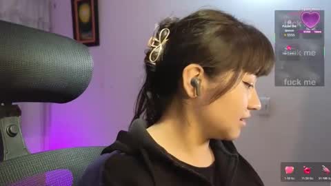Snapshot of caroll_luna chatting on 10.27.25 kitty online show from 10.27.25