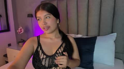 carriepink_ online show from 10.02.25