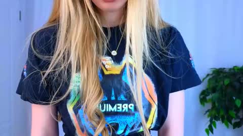 Hello my name is Cassie and my friend Nilo is also here online show from 02.27.25