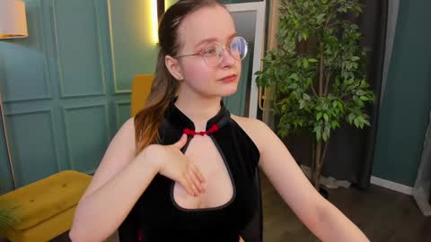 Snapshot of cassiecool chatting on 12.14.24 assie online show from 12.14.24