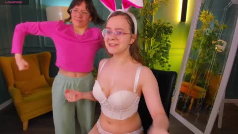 Snapshot of cassiecool chatting on 12.31.24 assie online show from 12.31.24