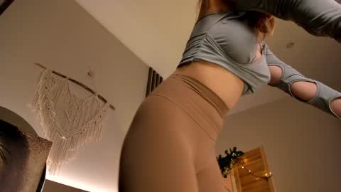 Snapshot of cassiecool chatting on 02.05.25 assie online show from 02.05.25