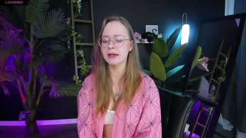 Snapshot of cassiecool chatting on 02.21.25 assie online show from 02.21.25