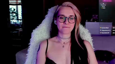 Snapshot of cassy_moore chatting on 03.10.25 Ellie online show from 03.10.25