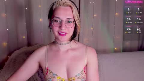 Snapshot of cassy_moore chatting on 10.27.25 Ellie online show from 10.27.25