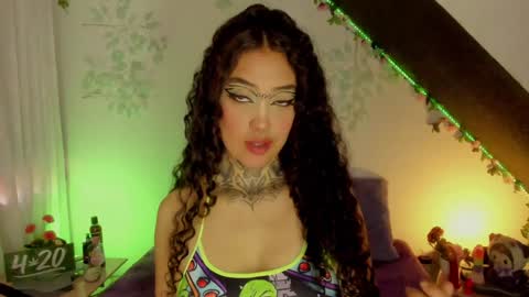 Cata green model independient online show from 01.23.25