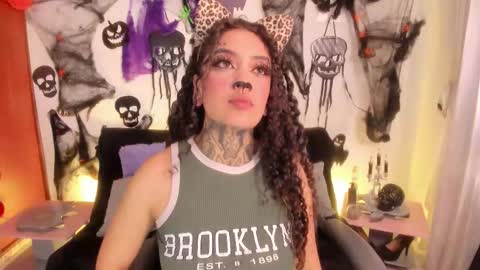 Cata green model independient online show from 10.16.25