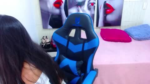 Snapshot of catalehia_milk chatting on 12.12.24 C A T A L E H I A online show from 12.12.24