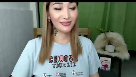 Snapshot of cathalea_toni chatting on 10.13.25 red online show from 10.13.25