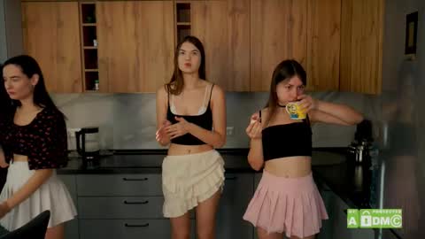 Snapshot of catolinanight chatting on 10.06.25 catolinanight online show from 10.06.25