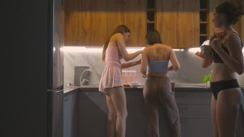 Snapshot of catolinanight chatting on 10.19.25 catolinanight online show from 10.19.25