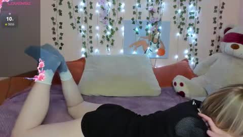 Snapshot of cattie_w_ chatting on 10.25.25 cattie_w_ online show from 10.25.25